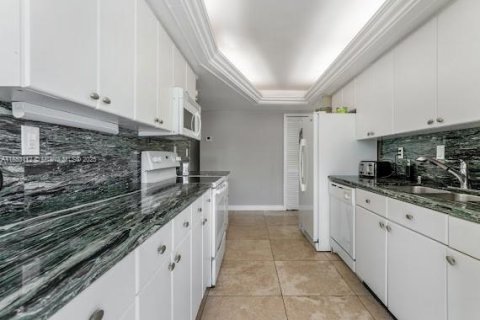 Condo in Hallandale Beach, Florida, 2 bedrooms  № 2040901 - photo 5