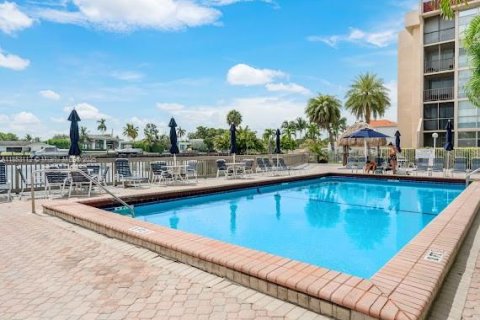 Condo in Hallandale Beach, Florida, 2 bedrooms  № 2040901 - photo 12