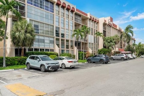 Condo in Hallandale Beach, Florida, 2 bedrooms  № 2040901 - photo 14