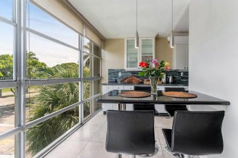 Condo in Hallandale Beach, Florida, 2 bedrooms  № 2040901 - photo 4