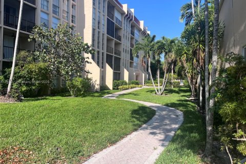 Condo in Hallandale Beach, Florida, 2 bedrooms  № 2040901 - photo 16