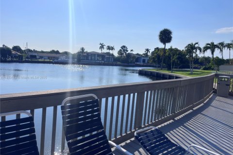 Condo in Hallandale Beach, Florida, 2 bedrooms  № 2040901 - photo 20