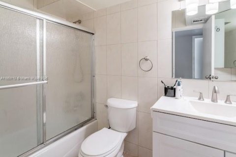 Condo in Hallandale Beach, Florida, 2 bedrooms  № 2040901 - photo 8