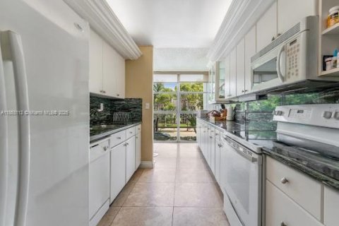 Condo in Hallandale Beach, Florida, 2 bedrooms  № 2040901 - photo 6