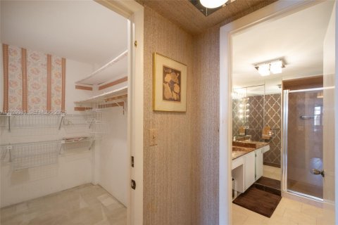 Condo in Aventura, Florida, 2 bedrooms № 1990035 - photo 13