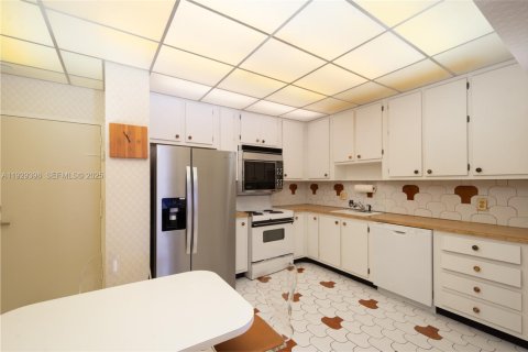 Condo in Aventura, Florida, 2 bedrooms № 1990035 - photo 9