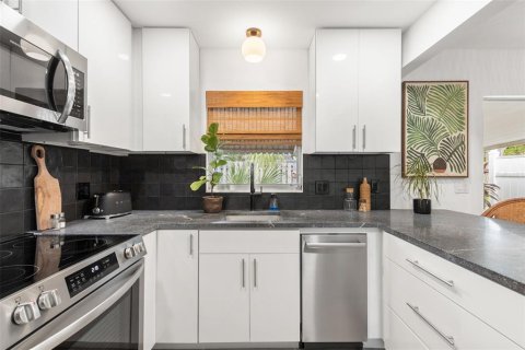 House in Largo, Florida 1 bedroom, 76.64 sq.m. № 1785053 - photo 12