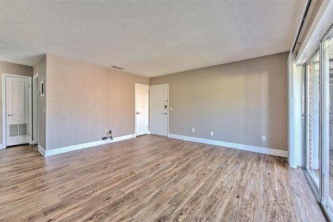 Condo in Tampa, Florida, 2 bedrooms  № 2379733 - photo 8