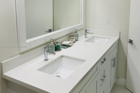 Condominio en venta en Miami, Florida, 2 dormitorios, 80.82 m2 № 1699919 - foto 11