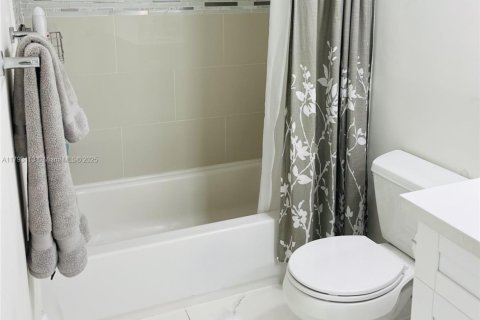 Condominio en venta en Miami, Florida, 2 dormitorios, 80.82 m2 № 1699919 - foto 12