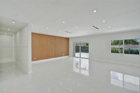 Снять в аренду виллу или дом в Майами, Флорида 5 спален, 197.14м2, № 1825493 - фото 3