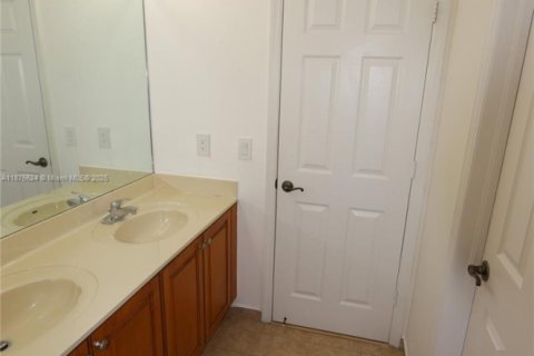 Снять в аренду виллу или дом в Майами, Флорида 4 спальни, 212.84м2, № 1926542 - фото 23