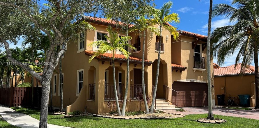 Дом в Майами, Флорида 4 спальни, 212.84м2 № 1926542