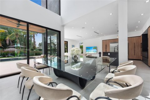 House in Miami, Florida 9 bedrooms, 439.33 sq.m. № 1960428 - photo 12