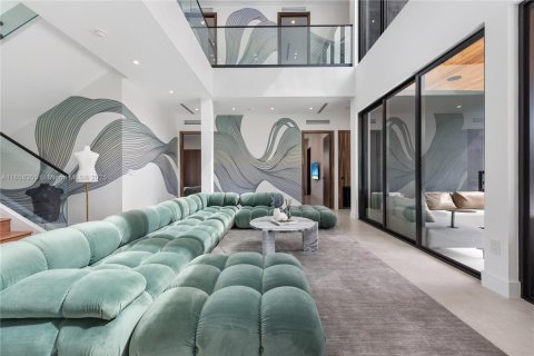 House in Miami, Florida 9 bedrooms, 439.33 sq.m. № 1960428 - photo 9