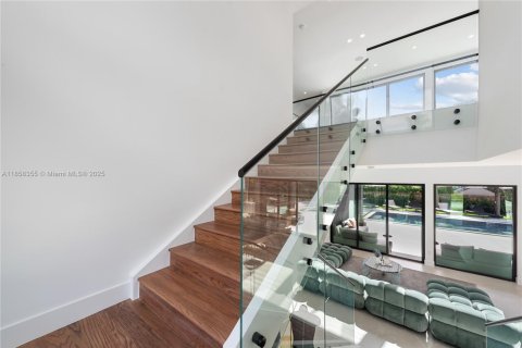 House in Miami, Florida 9 bedrooms, 439.33 sq.m. № 1960428 - photo 22