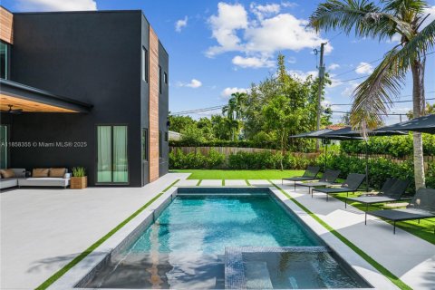 House in Miami, Florida 9 bedrooms, 439.33 sq.m. № 1960428 - photo 29