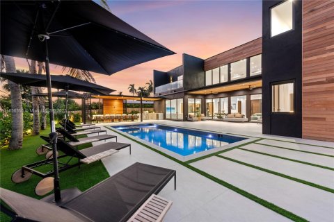 House in Miami, Florida 9 bedrooms, 439.33 sq.m. № 1960428 - photo 6