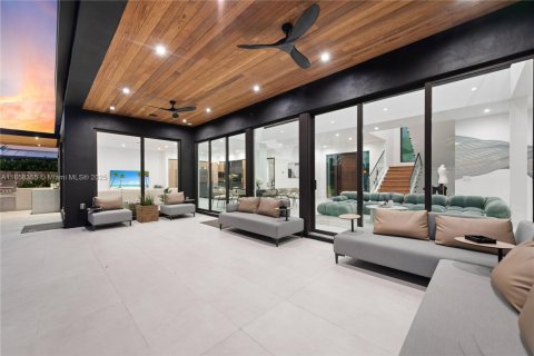 House in Miami, Florida 9 bedrooms, 439.33 sq.m. № 1960428 - photo 21