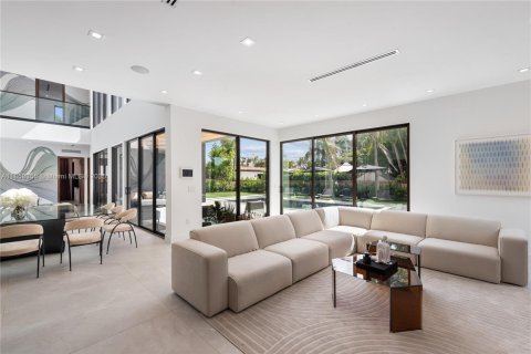House in Miami, Florida 9 bedrooms, 439.33 sq.m. № 1960428 - photo 13