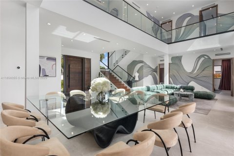 House in Miami, Florida 9 bedrooms, 439.33 sq.m. № 1960428 - photo 11