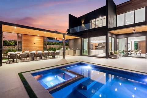 House in Miami, Florida 9 bedrooms, 439.33 sq.m. № 1960428 - photo 3