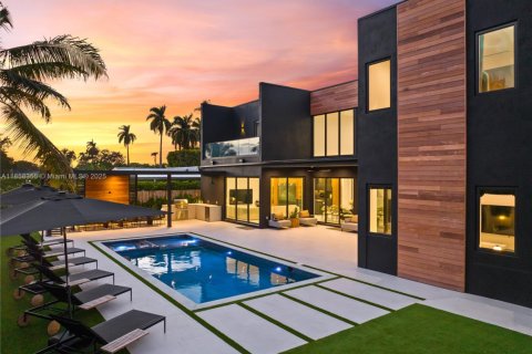 House in Miami, Florida 9 bedrooms, 439.33 sq.m. № 1960428 - photo 30