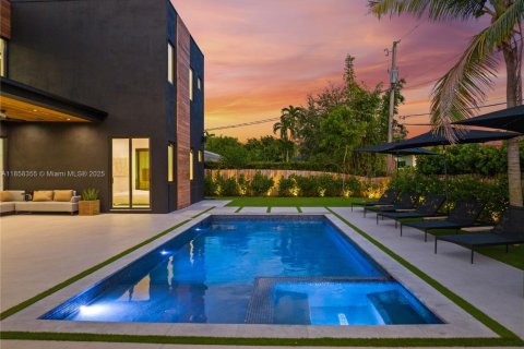 House in Miami, Florida 9 bedrooms, 439.33 sq.m. № 1960428 - photo 26