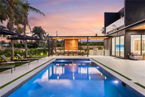 House in Miami, Florida 9 bedrooms, 439.33 sq.m. № 1960428 - photo 25