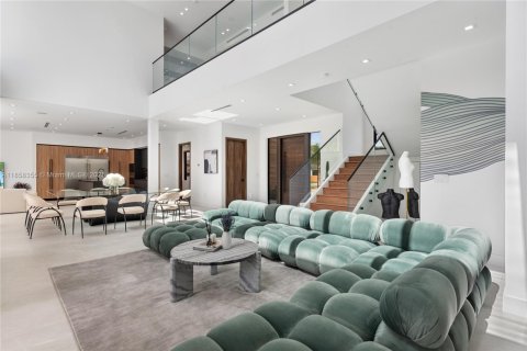 House in Miami, Florida 9 bedrooms, 439.33 sq.m. № 1960428 - photo 10