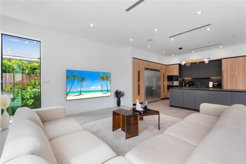 House in Miami, Florida 9 bedrooms, 439.33 sq.m. № 1960428 - photo 14