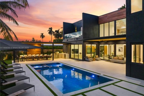 House in Miami, Florida 9 bedrooms, 439.33 sq.m. № 1960428 - photo 2