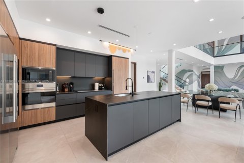 House in Miami, Florida 9 bedrooms, 439.33 sq.m. № 1960428 - photo 15