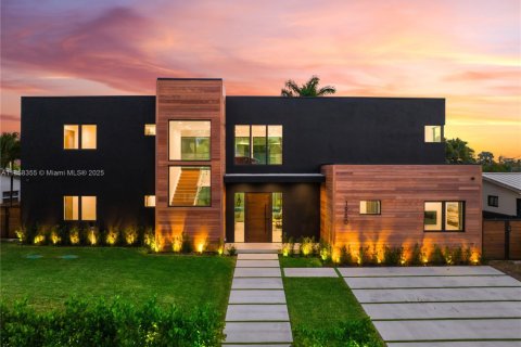 House in Miami, Florida 9 bedrooms, 439.33 sq.m. № 1960428 - photo 1