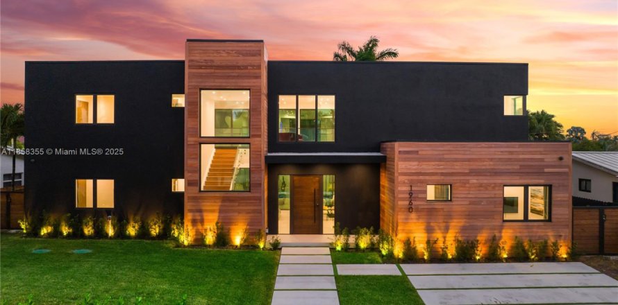House in Miami, Florida 9 bedrooms, 439.33 sq.m. № 1960428