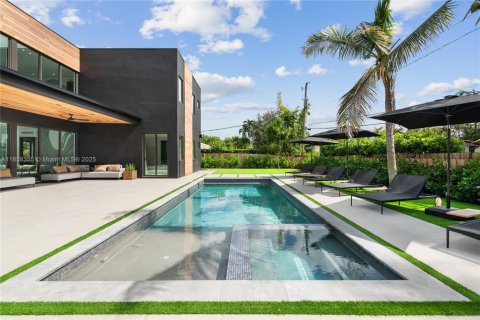 House in Miami, Florida 9 bedrooms, 439.33 sq.m. № 1960428 - photo 7