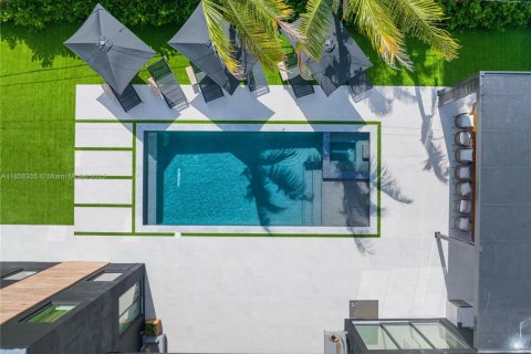 House in Miami, Florida 9 bedrooms, 439.33 sq.m. № 1960428 - photo 4