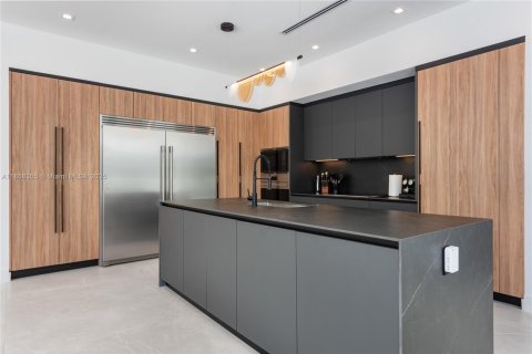 House in Miami, Florida 9 bedrooms, 439.33 sq.m. № 1960428 - photo 16