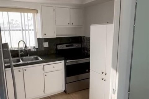 Condo in West Palm Beach, Florida, 1 bedroom  № 1926913 - photo 1