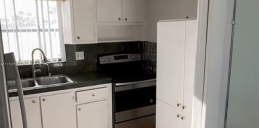 Condo in West Palm Beach, Florida, 1 bedroom № 1926913