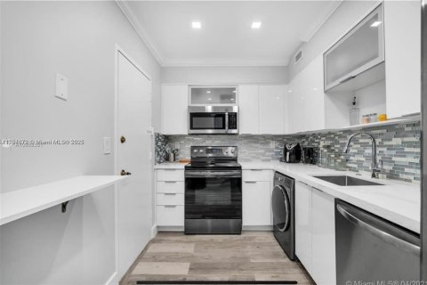 Condo in Hollywood, Florida, 1 bedroom № 1985634 - photo 19