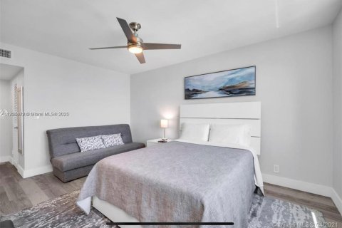 Condo in Hollywood, Florida, 1 bedroom № 1985634 - photo 12
