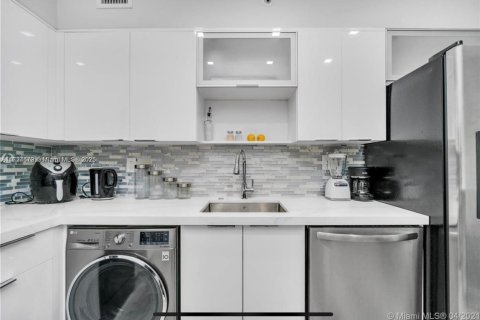 Condo in Hollywood, Florida, 1 bedroom № 1985634 - photo 17