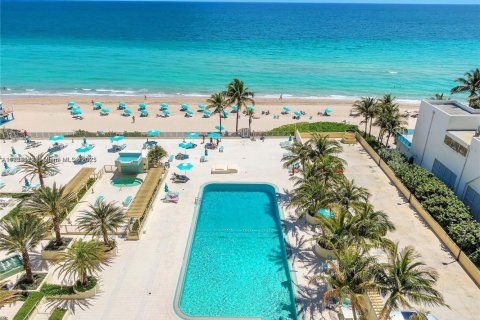 Condo in Hollywood, Florida, 1 bedroom № 1985634 - photo 5