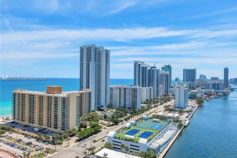 Condo in Hollywood, Florida, 1 bedroom № 1985634 - photo 1