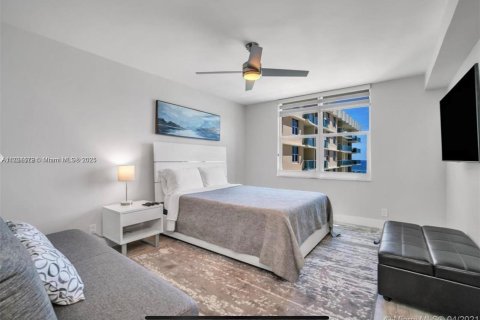 Condo in Hollywood, Florida, 1 bedroom № 1985634 - photo 11