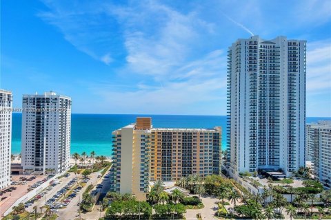 Condo in Hollywood, Florida, 1 bedroom № 1985634 - photo 2
