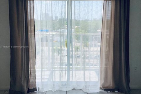 Condo in North Miami Beach, Florida, 1 bedroom  № 1941887 - photo 19