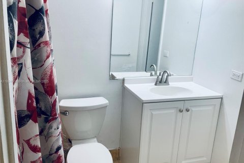 Condo in North Miami Beach, Florida, 1 bedroom  № 1941887 - photo 12