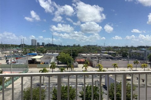 Condo in North Miami Beach, Florida, 1 bedroom  № 1941887 - photo 21